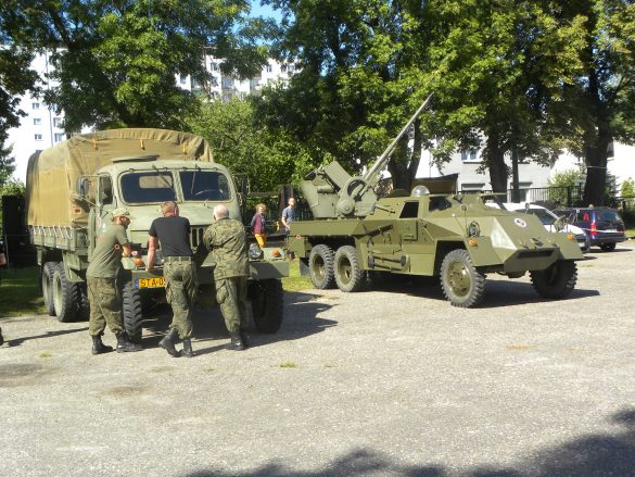 Pojazdy wojskowe eksponowane podczas wydarzenia