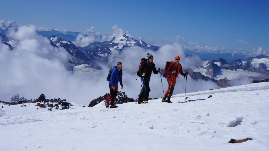 Trzej alpiniści podczas drogi na szczyt