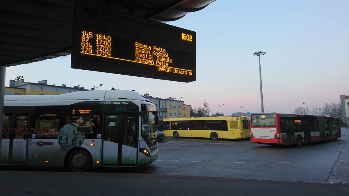 Autobusy na dworcu autobusowym w Tarnowskich Górach
