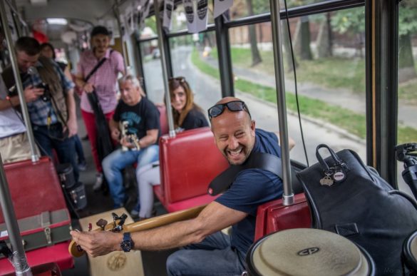 Muzycy grają w tramwaju