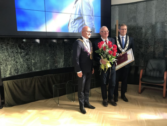 Antoni Piechniczek podczas wręczenia tytułu honorowego obywatela miasta