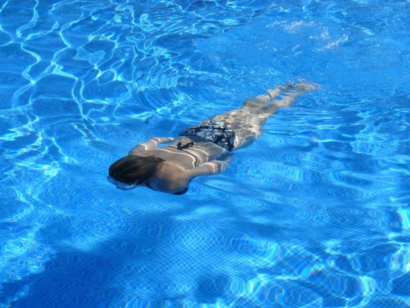 Kobieta pływająca w basenie