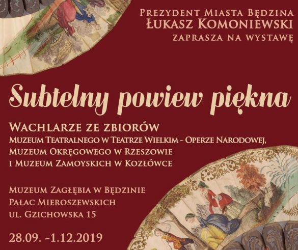 Plakat informujący o wystawie czasowej w Pałacu Mieroszwskich, jasny tekst na bordowym tle z fragmentem wachlarza