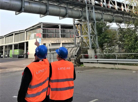 Dwóch mężczyzn w kamizelkach odblaskowych
