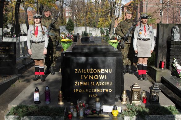 Harcerze i żołnierze przy grobie Wojciecha Korfantego