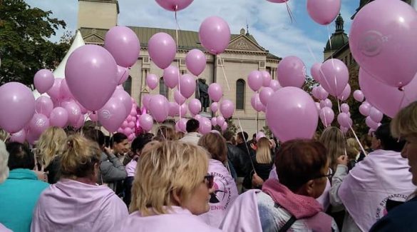 Kobiety z różowymi balonikami w dłoniach.