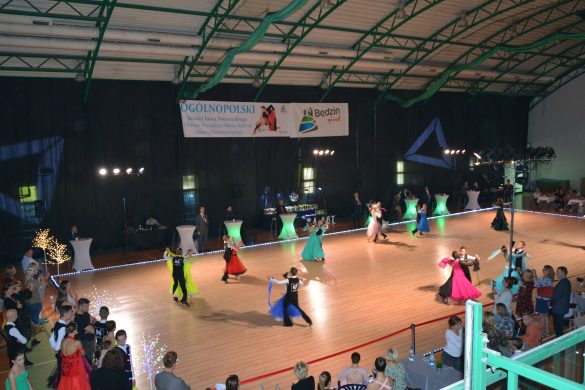 Hala sportowa w Łagiszy, tańczące pary, zdjęcie z góry