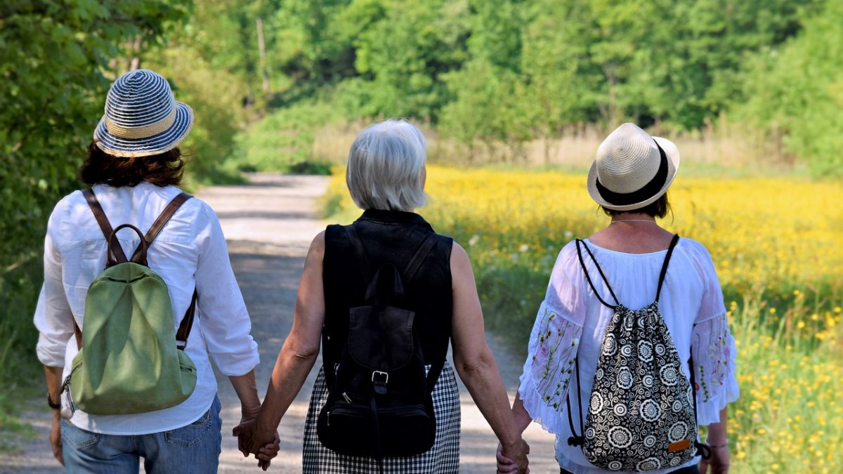 Trzy kobiety podczas spaceru