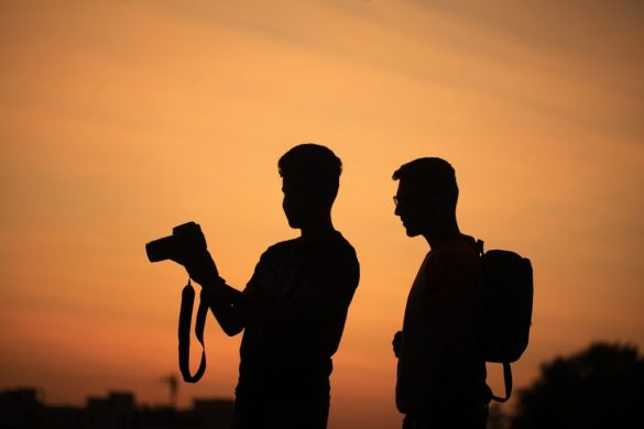 Dwóch mężczyzn z aparatem fotograficznym