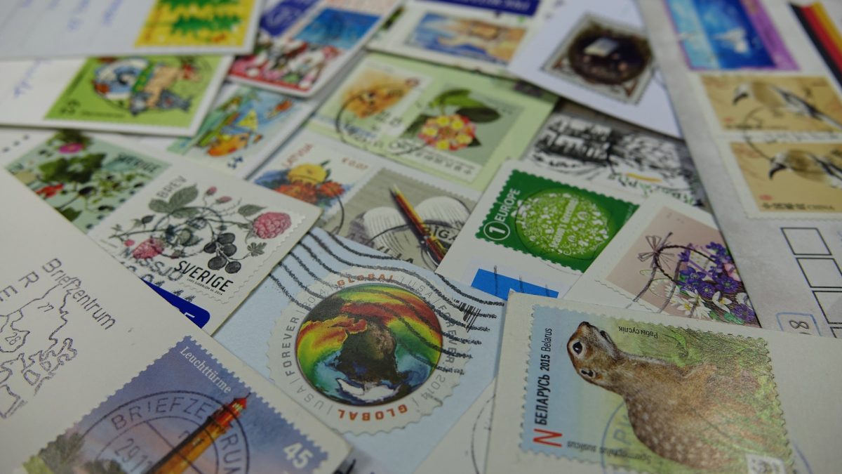 Znaczki pocztowe na stole
