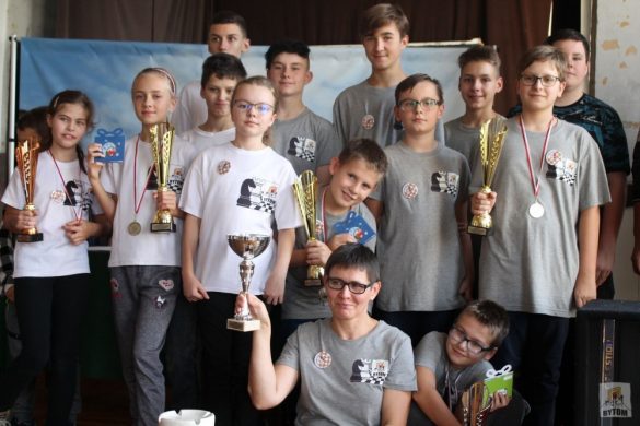 Zdjęcie grupowe młodych szachistów