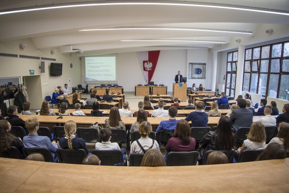 Uczniowe samorządów podczas spotkania z wiceprezydentem Tychów