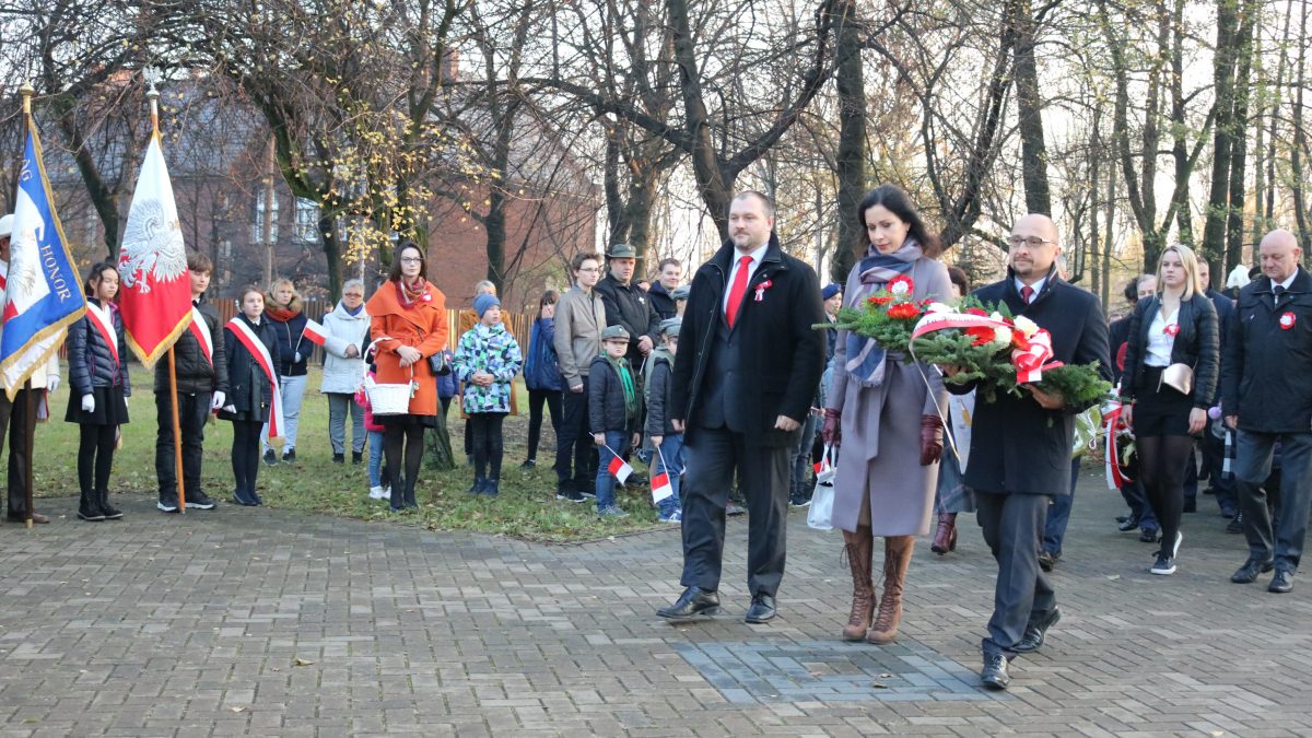 Władze miasta Piekary Śląskie złożyły kwiaty pod pomnikiem w Brzozowicach-Kamieniu