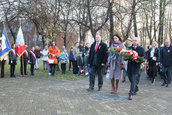 Władze miasta Piekary Śląskie złożyły kwiaty pod pomnikiem w Brzozowicach-Kamieniu