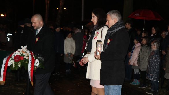 Prezydent Piekar Śląskich wraz z Przewodniczącym Rady Miasta i radnym składają wiązankę kwiatów na pomniku upamiętniającym zamordowanych harcerzy