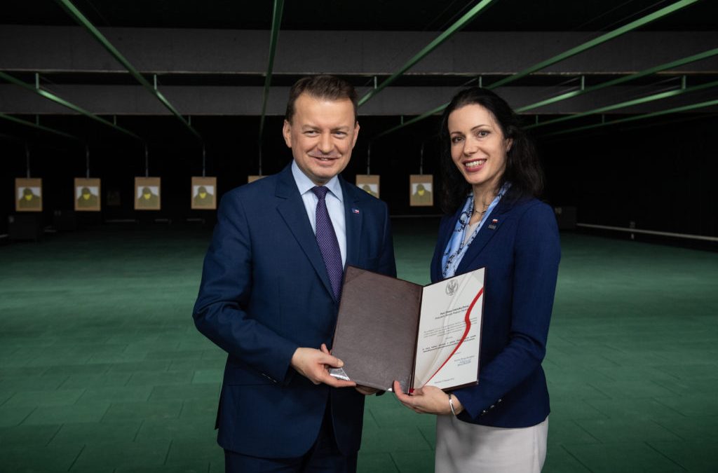 Minister Obrony Narodowej Mariusz Błaszczak i Prezydent Piekar Śląskich Sława Umińska-Duraj prezentują dokument potwierdzający dofinansowanie na strzelnicę.