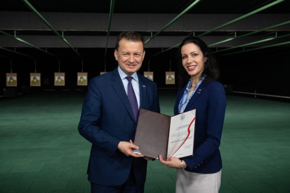 Minister Obrony Narodowej Mariusz Błaszczak i Prezydent Piekar Śląskich Sława Umińska-Duraj prezentują dokument potwierdzający dofinansowanie na strzelnicę.