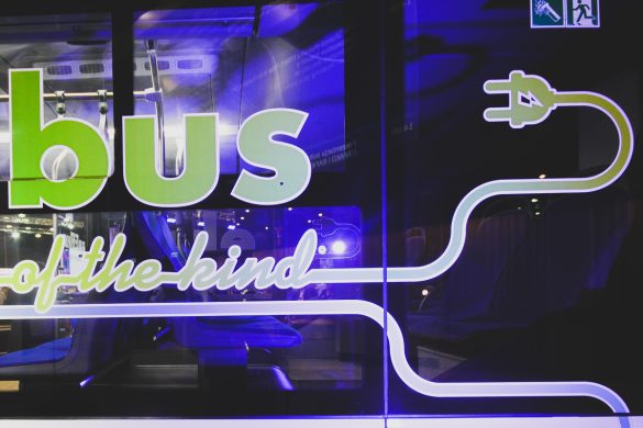 Naklejka "Bus" z wizerunkiem kabla z wtyczką