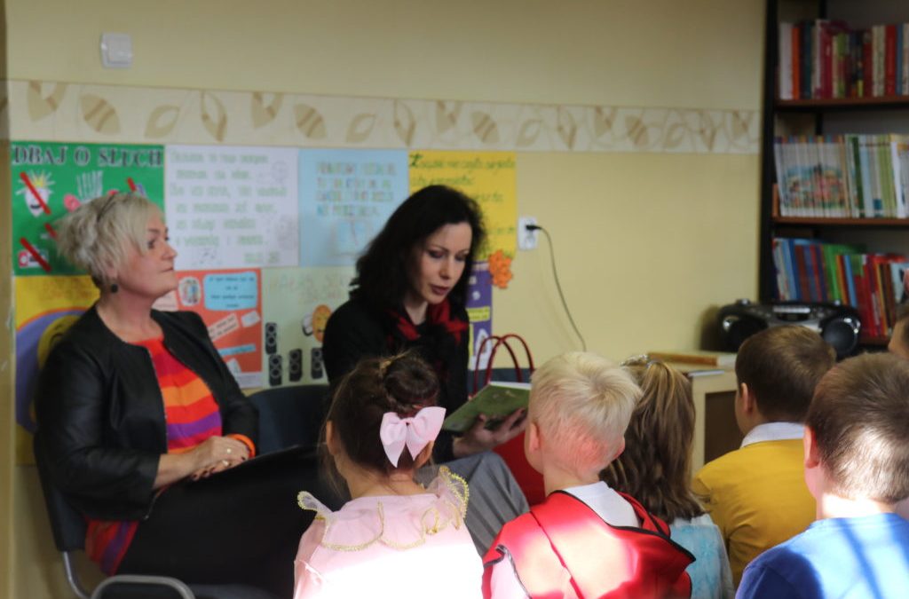 Prezydent Piekar Śląskich czyta dzieciom w bibliotece szkoły podstawowej
