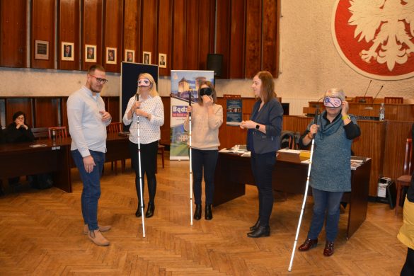 Uczestniczki warsztatów trzymające w dłoni laski dla niewidomych