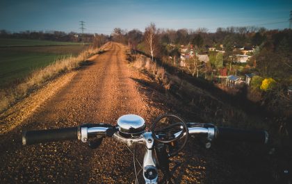 Widok nasypu kolejowego z pozycji roweru