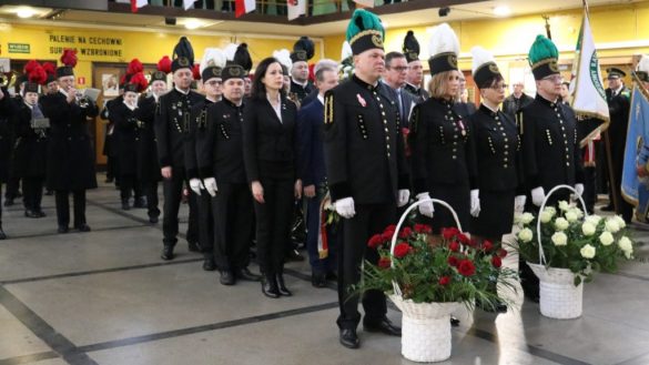 Górnicy w galowych strojach na terenie cechowni piekarskiej kopalni