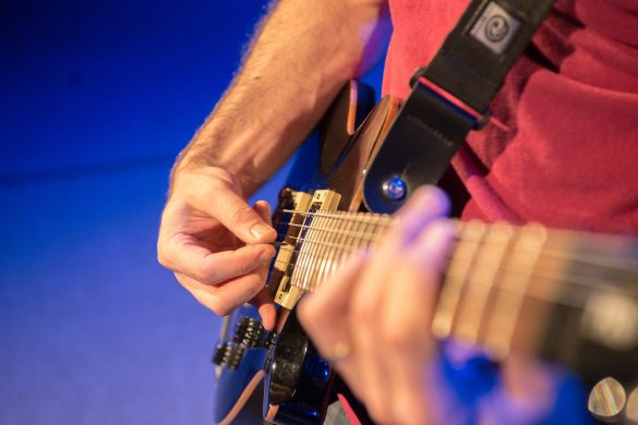 Muzyk grający na gitarze elektrycznej