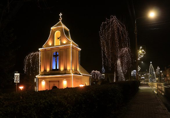 Kościół w Imieline w świątecznej iluminacji