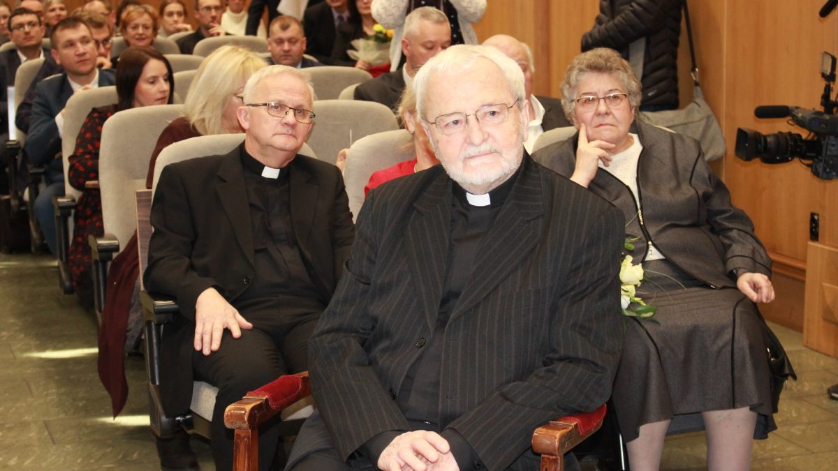 Ksiądz Henryk Bolczyk podczas sesji Rady Miasta Ruda Śląska