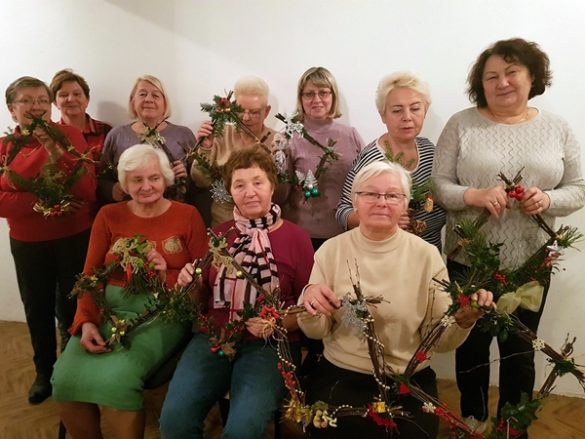 Seniorzy zdjęcie grupowe