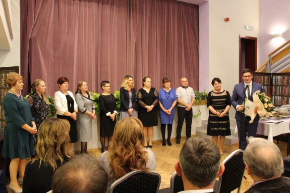 Zdjęcie grupowe na tle sceny