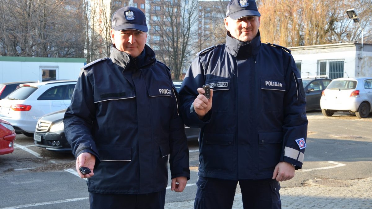 Zabrzańscy policjanci z kluczykami do samochodu