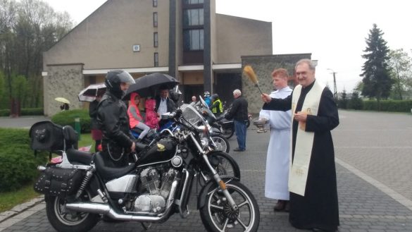 Ksiądz święcący motocykle przed kościołem