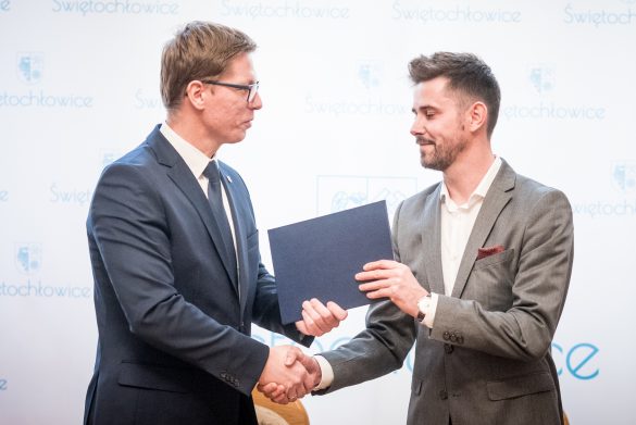 Prezydent i wykonawca inwestycji wymieniają uścisk ręki