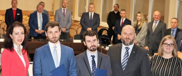 Prezydent Piekar Śląskich i miejscy radni podczas sesji Rady Miasta Piekary Śląskie