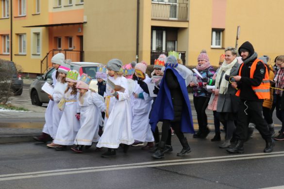 uczestnicy orszaku trzech króli w piekarach śląskich