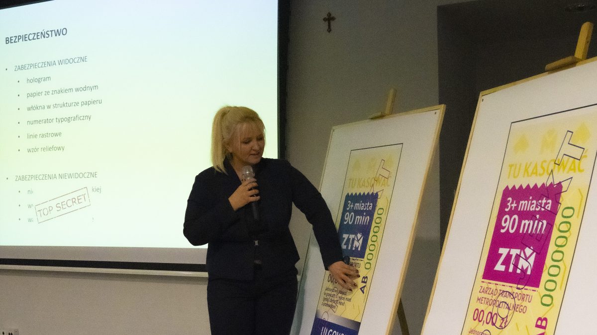 Małgorzata Gutowska, dyrektor ZTM prezentuje plansze z nowym wzroem biletów papierowych