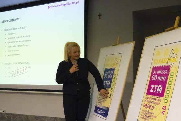 Małgorzata Gutowska, dyrektor ZTM prezentuje plansze z nowym wzroem biletów papierowych