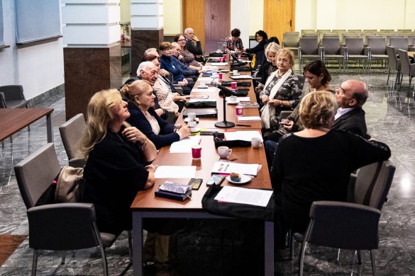 Seniorzy uczestniczący w spotkaniu