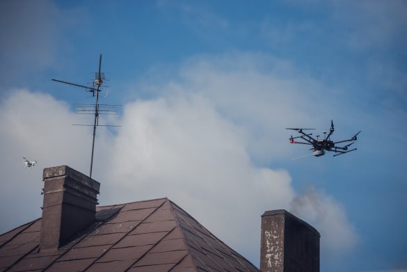 Dron nad kominem prywatnego domu