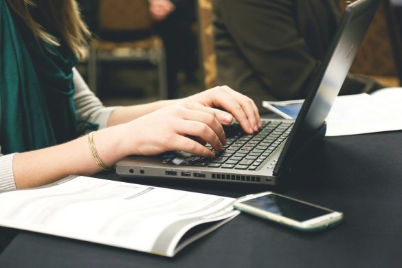 Kobieta pracująca przy laptopie