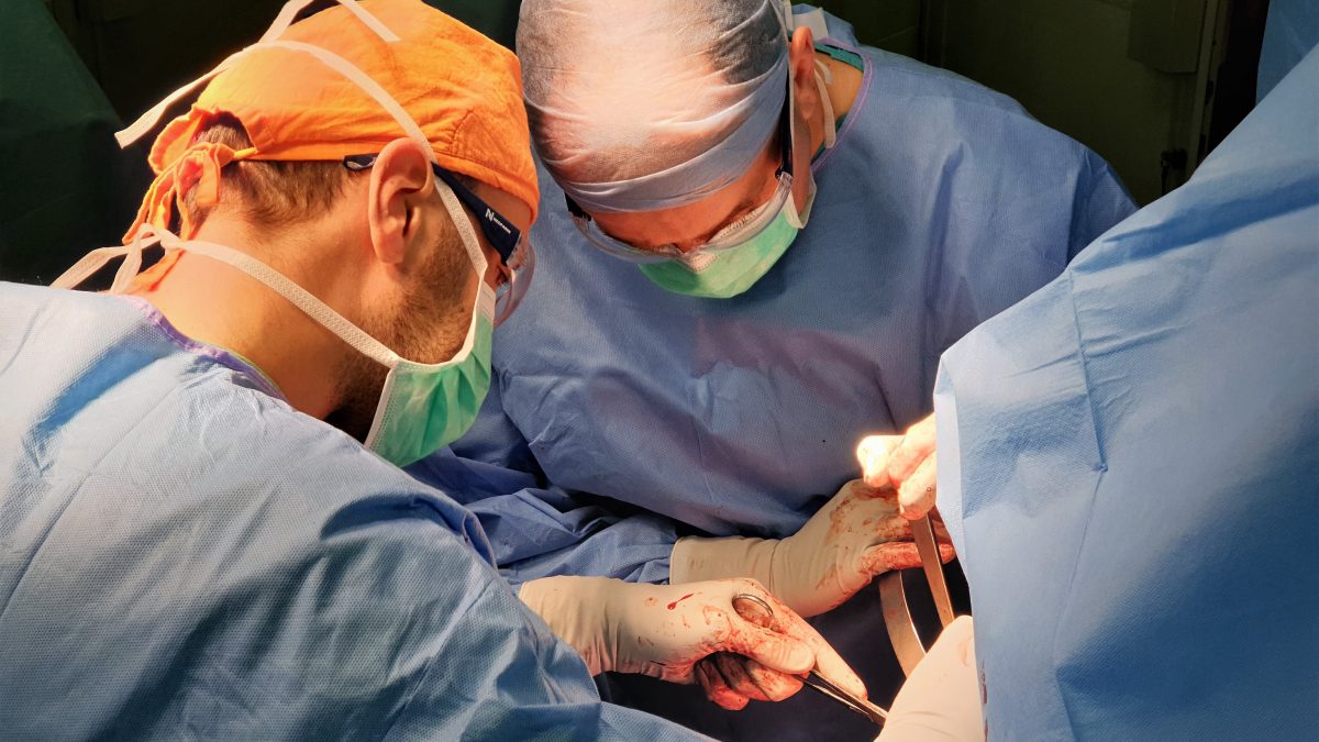 Lekarze w trakcie wykonywania operacji