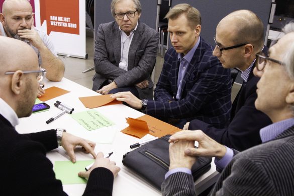 Mężczyźni debatujący przy stole