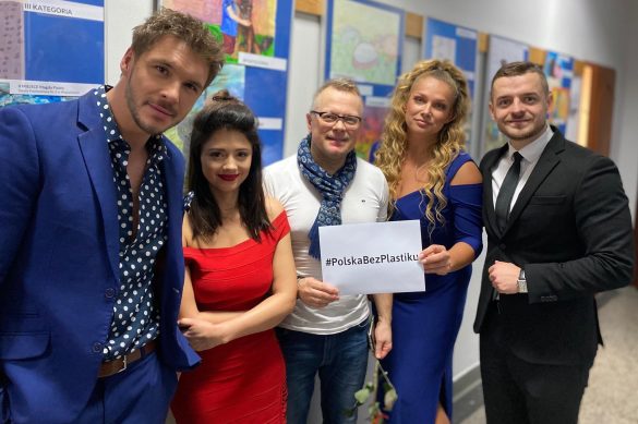 Burmistrz Wojkowic pozujący z aktorkami i aktorami