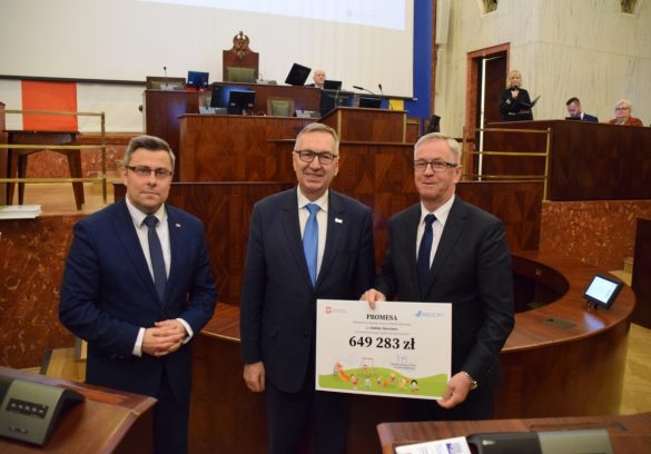 Burmistrz odbierający promesę od wojewody i ministra