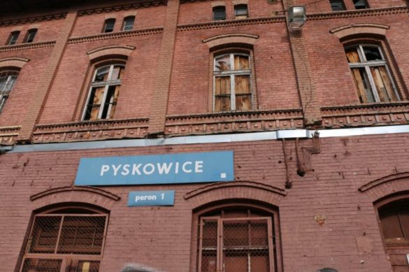 Fasada starego dworca w Pyskowicach