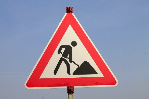 Znak oznaczający budowy drogowe