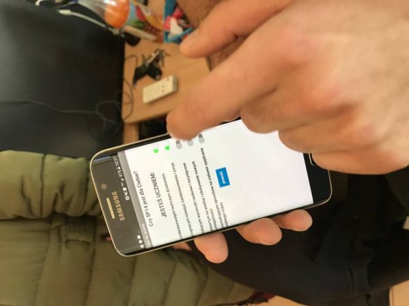 Ręce trzymające telefon komórkowy