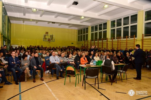 Spotkanie mieszkańców z prezydentem miasta na sali gimnastycznej