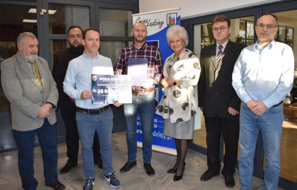 Zdjęcie grupowe z udziałem burmistrz miasta i stypendystami